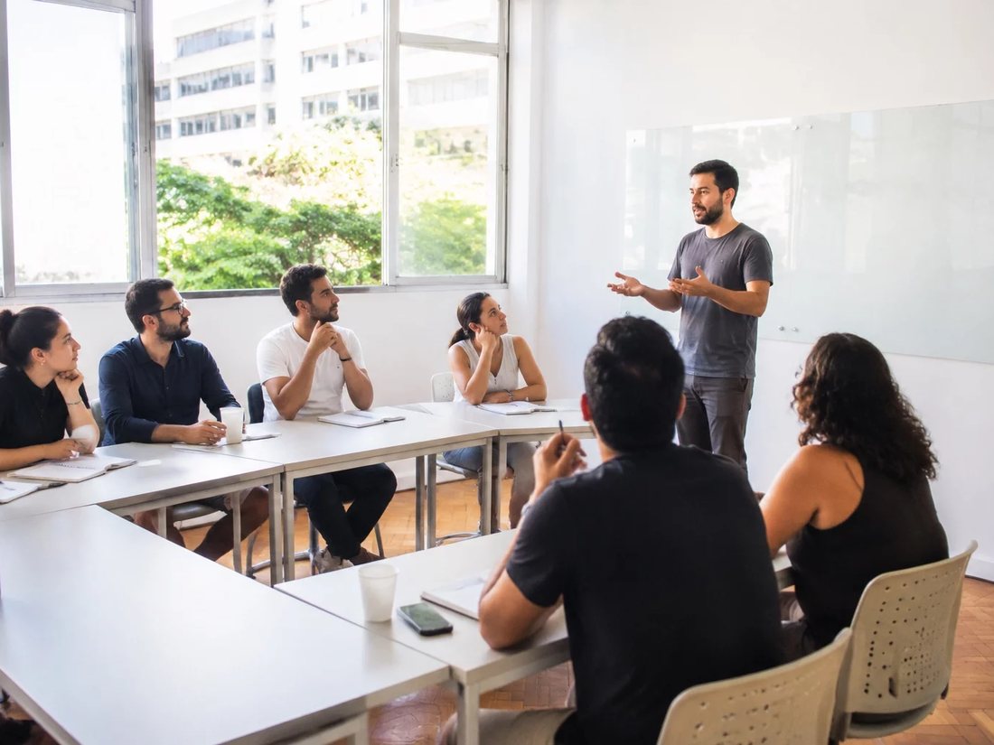 Estudantes de mochila conversando no corredor de uma universidade